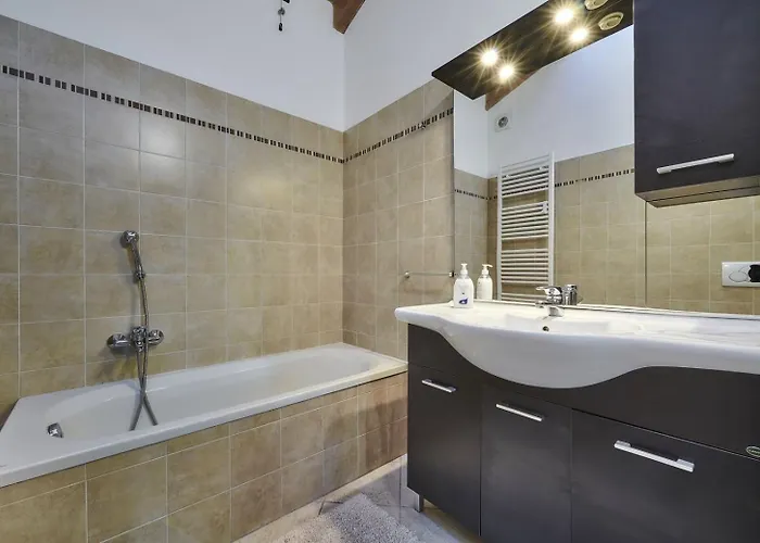 Twins Attic In The Center * Lierna